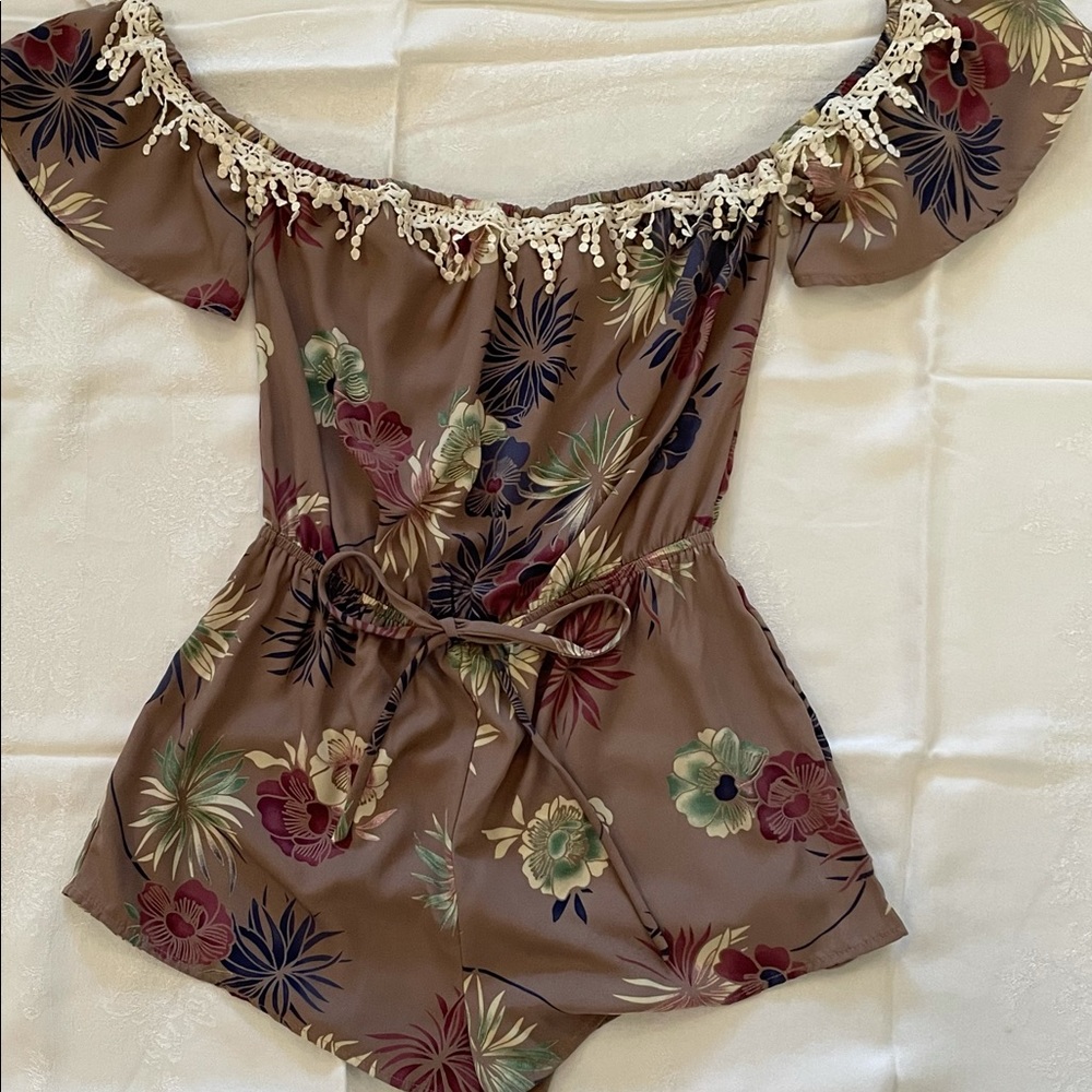 Small ILLA ILLA romper with cute lace